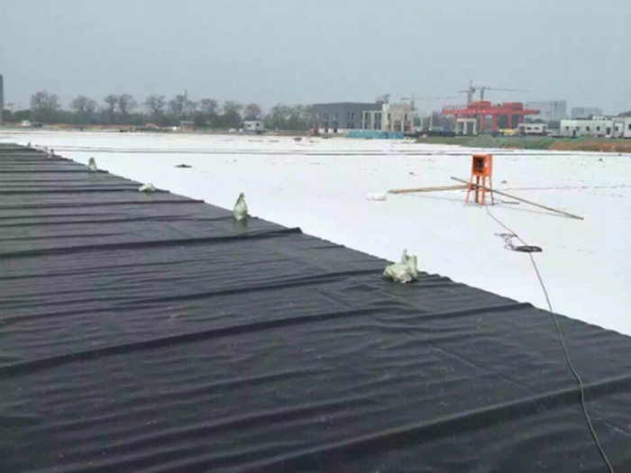 1547082205864399.jpg 復(fù)合土工膜工程施工.jpg